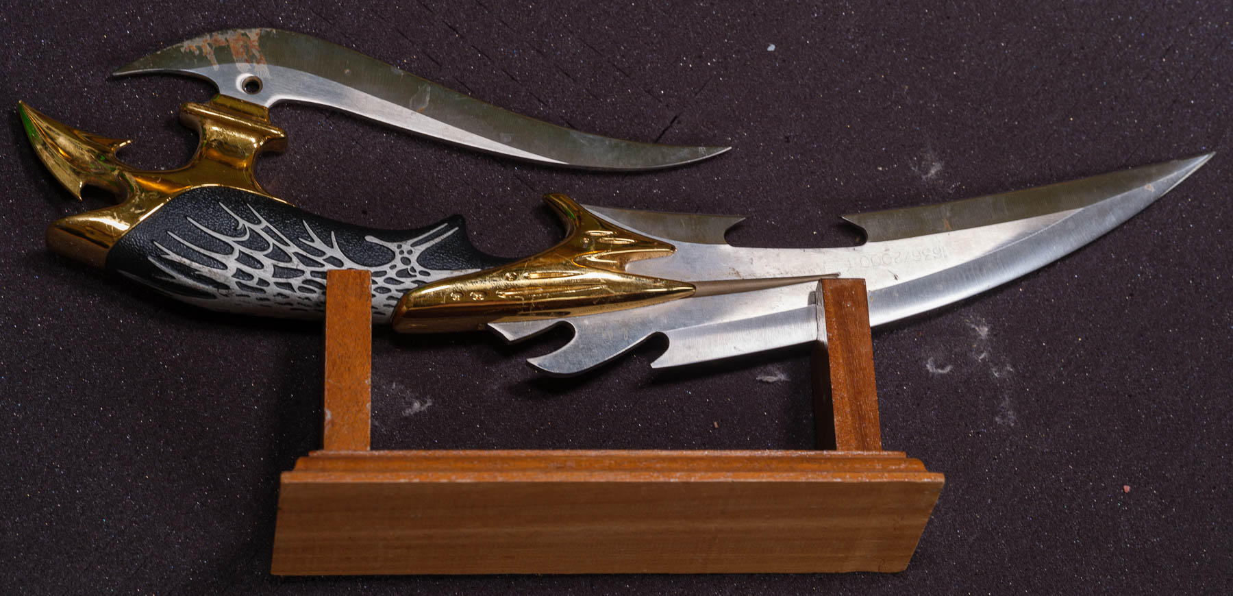 UNITED CUTLERY GH2010 Gil Hibbon gold edition replica dagger on wooden stand 1636/2000 - 16" 405mm